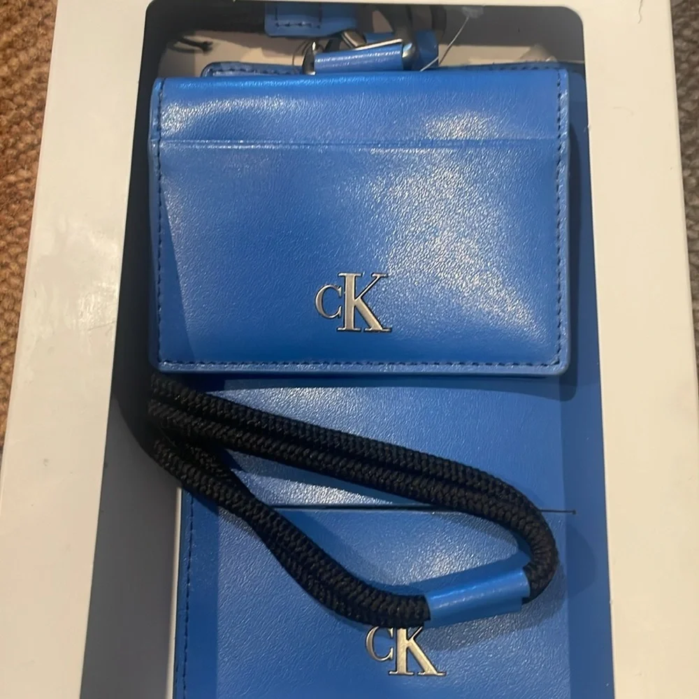 New In Box Men’s Calvin Klein Blue Leather Two-In-One Lanyard Travel Wallet Set